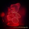 Unikatna 3D lampa s motivom srca i plišanog mede, personalizirana s imenom i porukom – savršen poklon za voljene osobe.