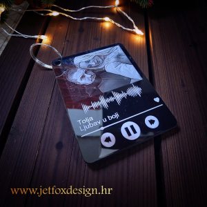 Privjesak s omiljenom pjesmom, crnim akrilnim podlogom i personaliziranom fotografijom.