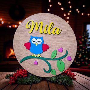 Dekoracija u obliku kruga od drveta s imenom, nježan detalj za svaku dječju sobu.