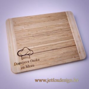 Personalizirana kuhinjska daska s ugraviranom kuharskom kapom i imenom po želji – praktičan i poseban poklon