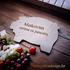 Drvena kuhinjska daska u obliku svinje s ugraviranim imenom i tekstom po želji – originalan poklon za kuhanje i serviranje.