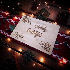 Kuhinjska daska s motivima sira i maslina, idealna za mesne plate, personalizirana prezimenom vlasnika.