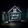 Personalizirana drvena LED lampa u obliku kućice s natpisom obitelji – simbol topline i zajedništva, idealan poklon za dom.