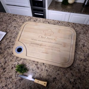 Personalizirana daska s ugraviranom kuharskom kapom i imenom korisnika, idealna za ljubitelje kuhanja.