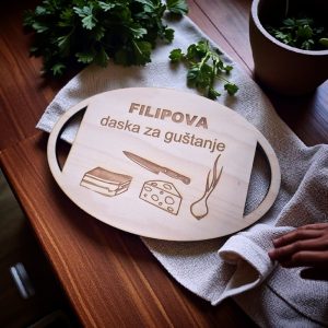 Drvena kuhinjska daska s motivima hrane, imenom i natpisom "Daska za guštanje" – savršena za posluživanje i uživanje.