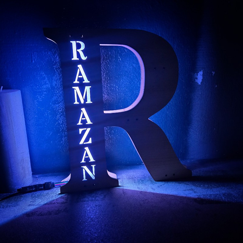 Noćna lampa za dječju sobu izrađena od drveta s imenom djeteta – idealna za miran san.