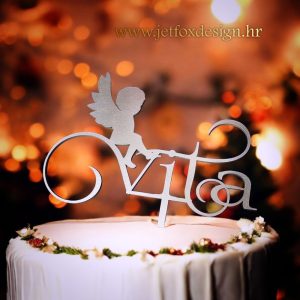 Elegantni topper za tortu s anđelom raširenih krila i imenom po želji – tražite li profinjen i simboličan ukras za svečanu tortu?