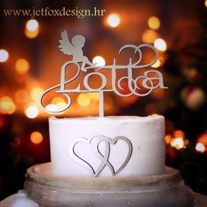 Personalizirani toper za tortu s motivom anđela raširenih krila i imenom – kako torti dati nježan i dostojanstven izgled?