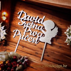 Ukras za tortu za pričest s motivom dječaka anđela i ispisanim imenom slavljenika.