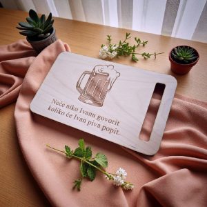 Kuhinjska daska za pripremu roštilja s gravurom roštilj motiva i imenom po narudžbi, izrađena od prirodnog drveta.