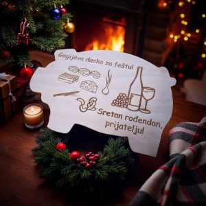 Drvena daska za kuhanje i posluživanje s motivom čaše vina i vinove loze, savršena za svaku feštu i druženje.