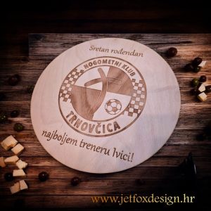 Drvena kuhinjska daska s ugraviranim logom firme – elegantan i praktičan poslovni poklon ili dodatak za restoran.