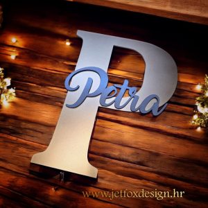 Personalizirana dekoracija za policu – veliko početno slovo s ispisanim imenom djeteta.