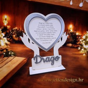 Dekoracija za voljenu osobu u obliku srca u rukama, s gravurom imena i toplom posvetom – idealan dar za tatu ili kuma