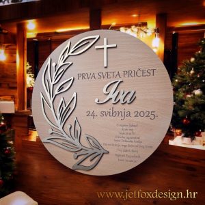 Elegantna drvena dekoracija s križem i simbolom mira – maslinovom granom, uz ime i posvetu za pričest.