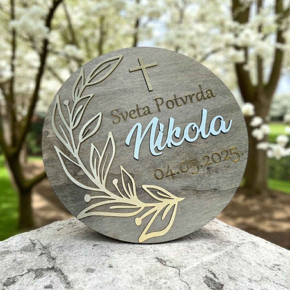 Personalizirana drvena uspomena za Svetu potvrdu s imenom, datumom, križem i elegantnim 3D detaljima, idealan poklon za krizmanika.