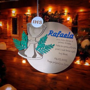 Poklon za prvu pričest – drvena dekoracija s imenom i simbolima vjere, dar od kumova.