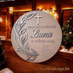 Drvena dekoracija za prvu pričest s motivom maslinove grane i križa, personalizirana imenom i posvetom slavljenika.