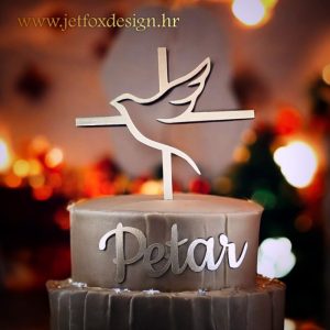 Toper s motivom golubice i križa, s imenom slavljenika uz rub toppera – savršen za duhovne prigode.