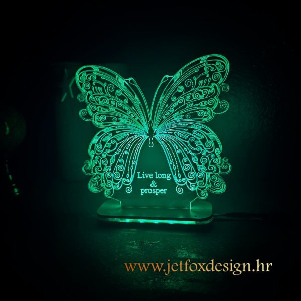 Unikatna LED lampa s motivom leptira i personaliziranim imenom – elegantan i simboličan poklon za posebne prilike.