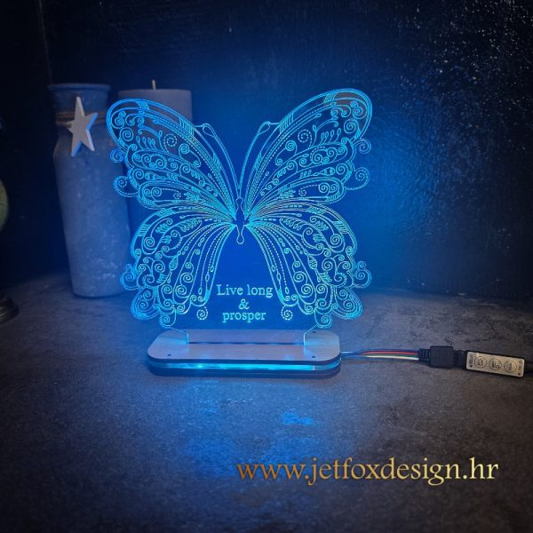 Personalizirana 3D LED lampa s motivom leptira, imenom i porukom. Idealna kao poklon za rođendane, krštenja i posebne prilike.