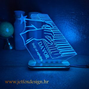 Lampa za muzičara s klavijaturama, rukama i imenom – tražite li poseban personalizirani poklon za glazbenika?
