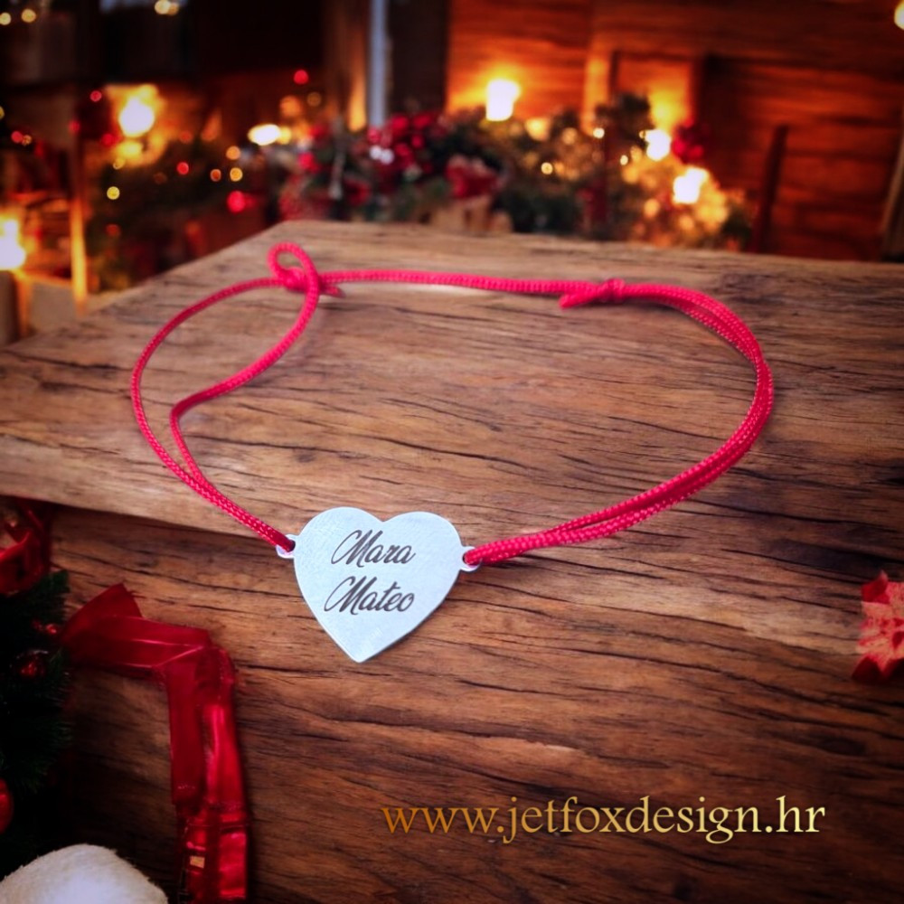 Unikatna narukvica s graviranim srcem, fotografijom i personaliziranom posvetom, vezana satenskim koncem.