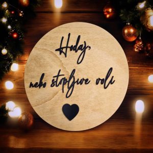 Drveni krug s imenom, savršen za uređenje dječje sobe ili kao uspomena na poseban dan.