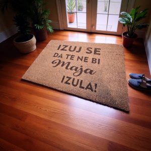 Duhovit otirač za ulazna vrata s porukom "Izuj se da te ja ne bi izula", savršen za domove s stavom.