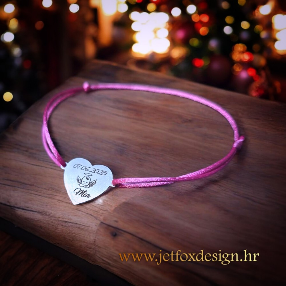 Narukvica s gravurom na srcu i ugraviranom fotografijom, uz mekani satenski konac u boji po izboru.