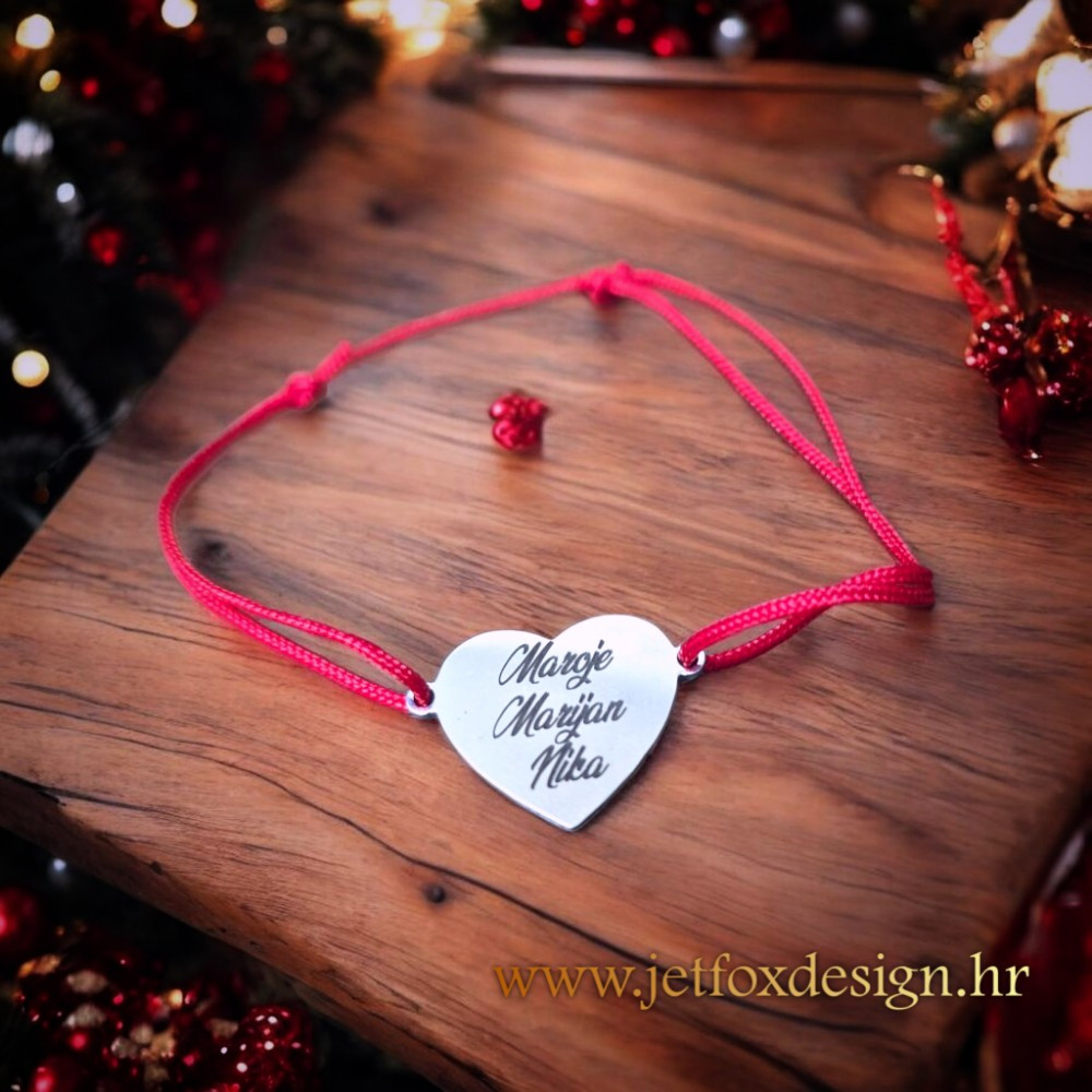 Poklon narukvica s personaliziranim privjeskom – fotografija, tekst i srce od nehrđajućeg čelika.