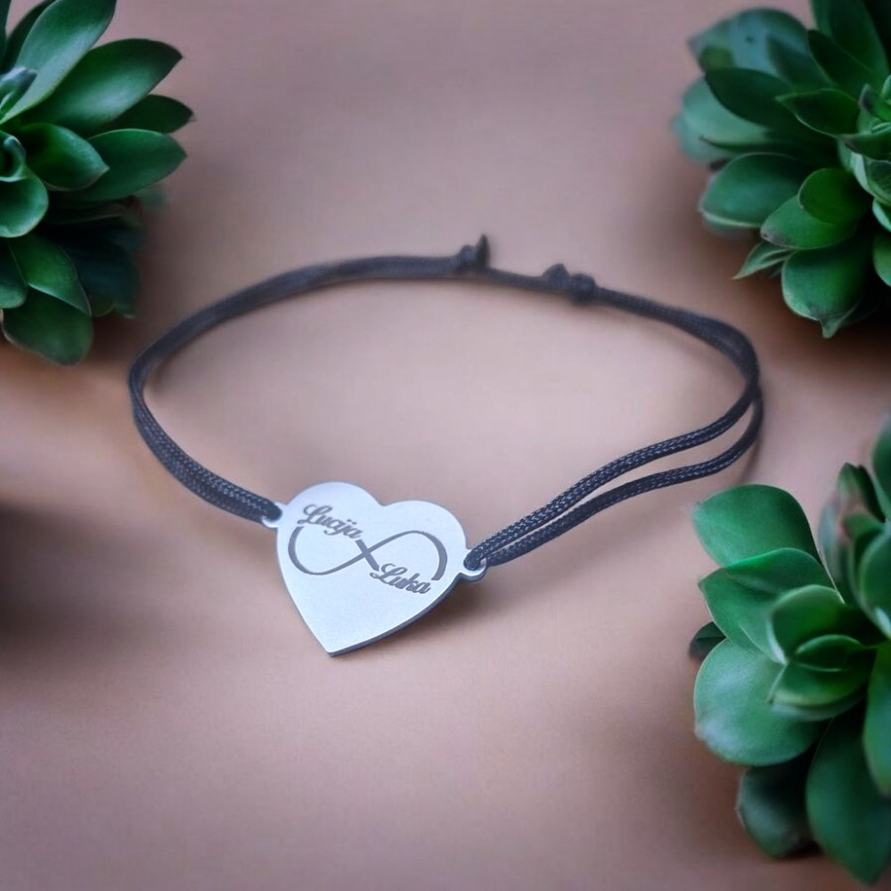 Personalizirana narukvica sa srcolikim čeličnim privjeskom, graviranom fotografijom i satenskim koncem u boji.