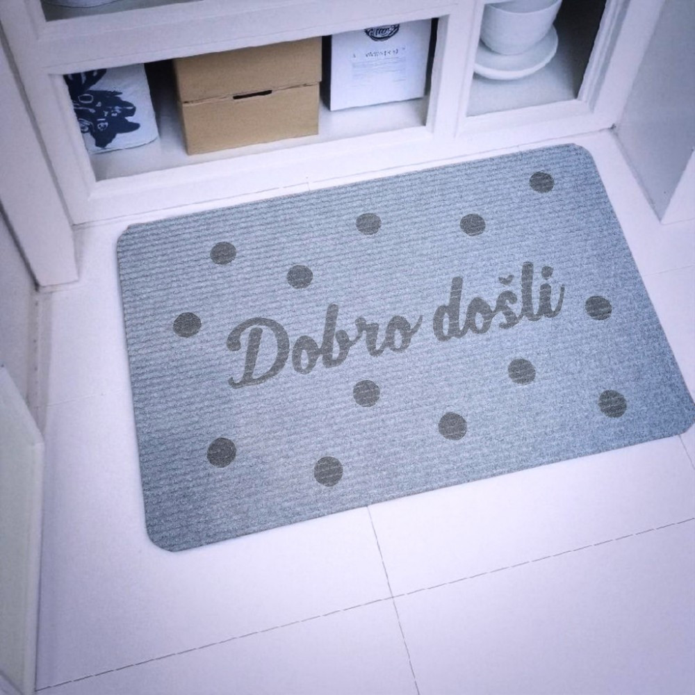 Personalizirani otirač s natpisom Dobro došli za ulaz u dom – želite li da vas gosti dočeka poruka dobrodošlice?