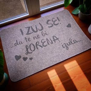 Otirač s natpisom "Izuj se da te ja ne bi izula" – šaljiv podsjetnik za goste i neizostavan dodatak hodniku.