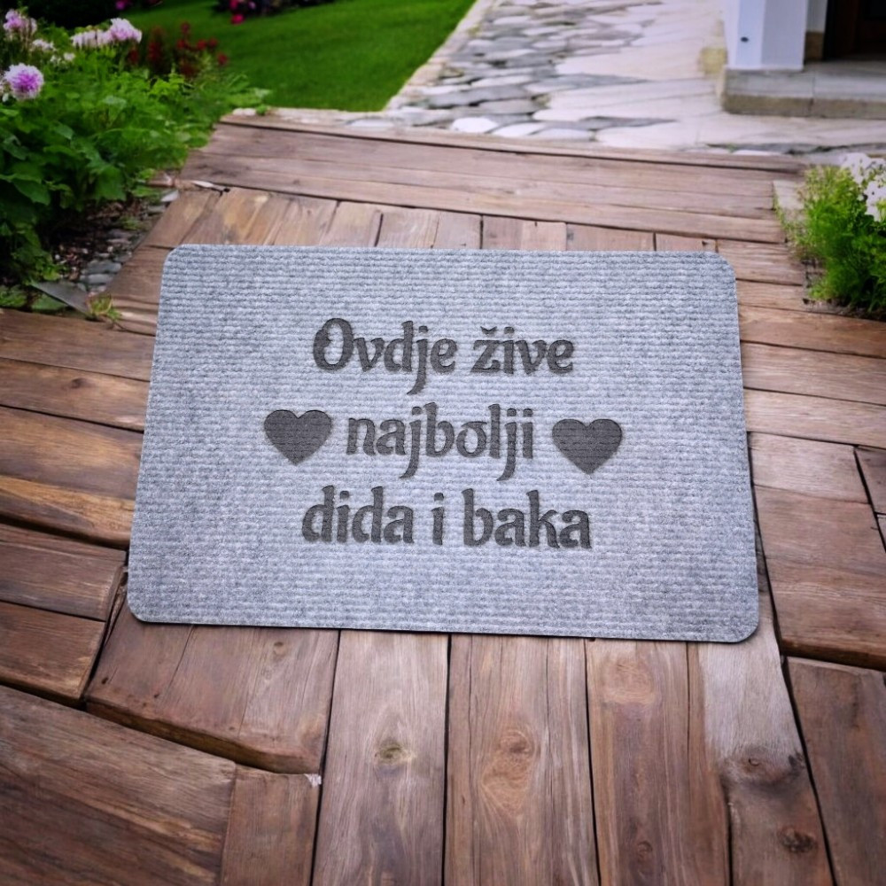 Otirač s natpisom „Ovdje žive najbolji baka i deda“ – topao i dirljiv dodatak ulazu u njihov dom.