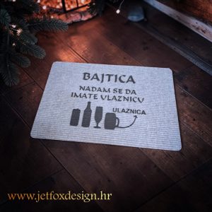 Personalizirani otirač s imenima i tekstom po želji koji ulazu daje poseban i topao izgled. Što pokloniti za useljenje u novi dom?