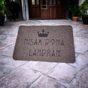 Dekorativni otirač za ulazna vrata s krunom i natpisom po želji, izrađen po mjeri kupca.