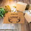 Otirač s natpisom "Ovdje živi lovac", personaliziran imenom ili prezimenom, idealan dodatak za ulaz