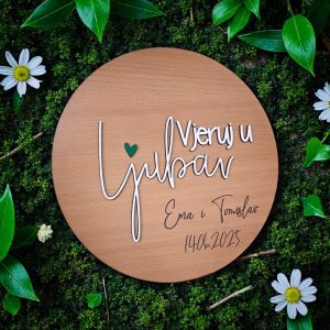 Drvena dekoracija Ljubav s imenima i datumom, idealna za godišnjicu braka ili Valentinovo – želiš li poklon koji se pamti?