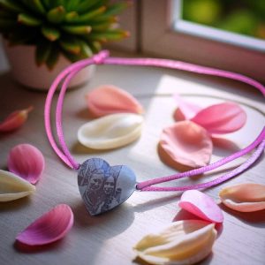 Čelična narukvica sa srcem, tekstom i ugraviranom fotografijom – savršen dar za posebne osobe.