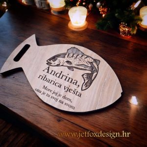 Drvena daska u obliku ribe, s graviranim imenom i motivom ribe po želji, idealna za strastvene ribolovce.