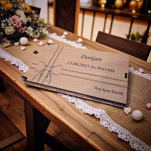 Elegantna drvena kutija za darivanje novca, idealna za vjenčanja, krizme, pričesti i rođendane.