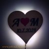Personalizirana lampa u obliku srca za vjenčanje s inicijalima mladenaca i datumom. Savršen poklon koji će obasjati svaki kutak vjenčane sobe i biti trajna uspomena na poseban dan.