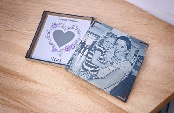 Personalizirana grebalica u čestitki s prikladnom kutijom i fotografijom, sa skrivenim pitanjem