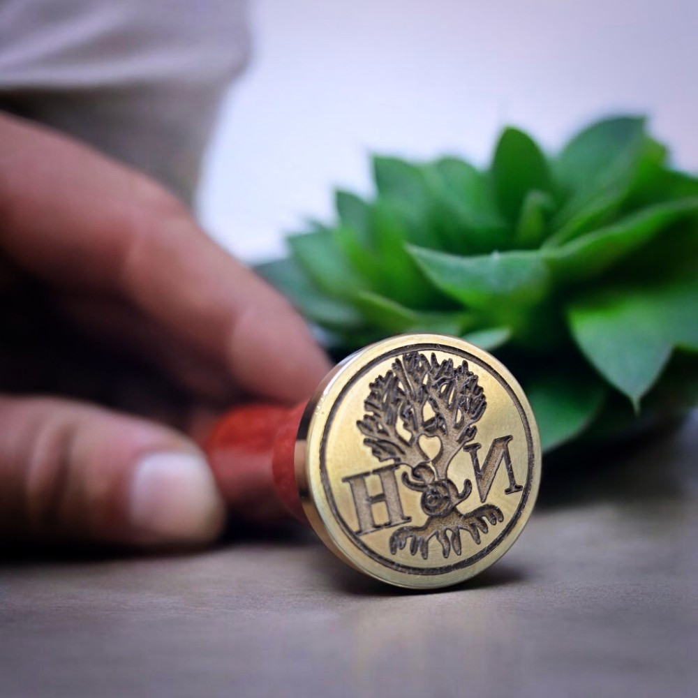Vosak pečat s motivom drveta života i ugraviranim početnim slovima mladenaca, simbol vječne ljubavi i zajedništva.