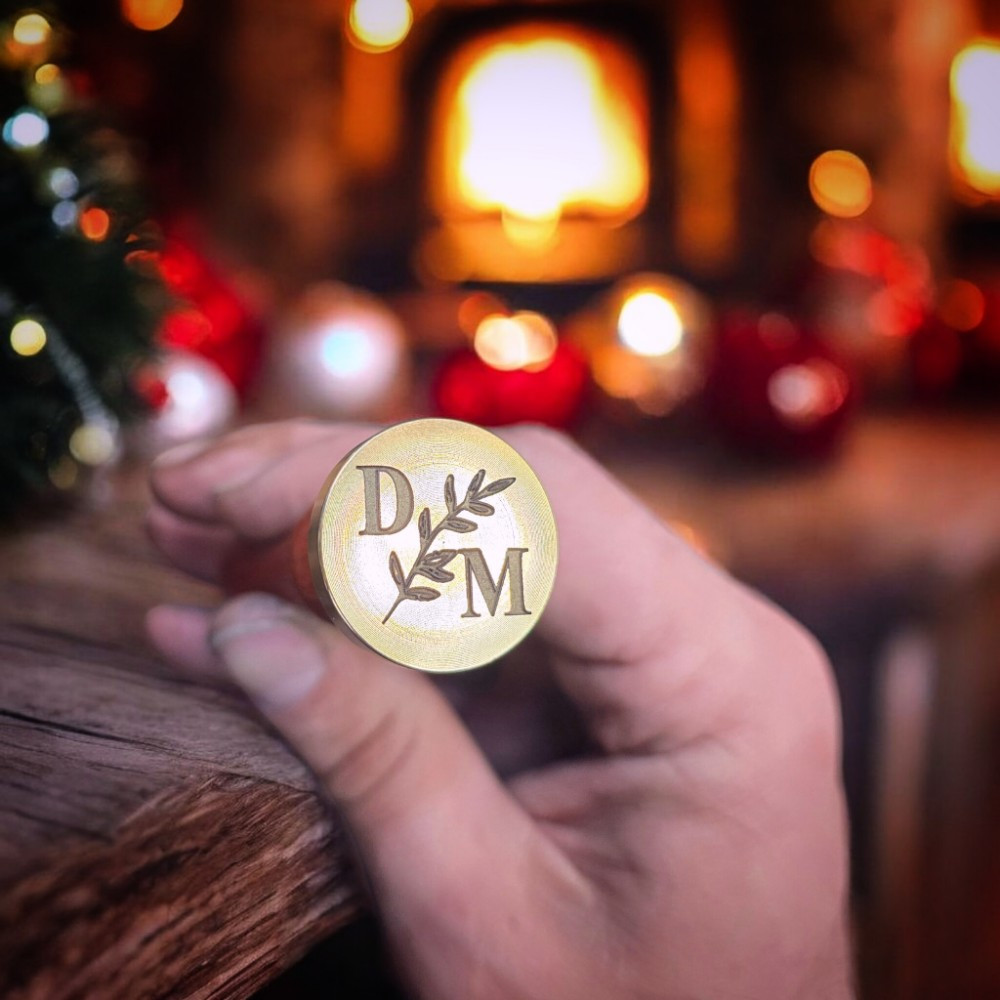 Pečat s motivom maslinove grane i ugraviranim inicijalima, savršen dodatak za vjenčanja i svečane prilike.