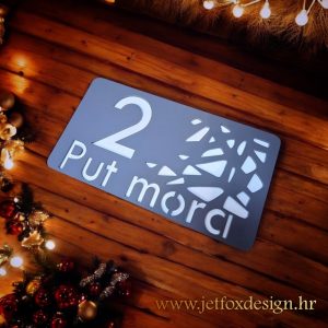 Kućni broj s uzorkom kamenog suhozida, izrađen od duplog akrila, idealan za apartmane u Dalmaciji.