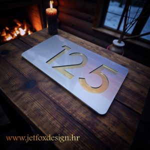 Moderni kućni broj izrađen od slojevitog akrila, ističe se preciznim rezom i luksuznom završnicom.