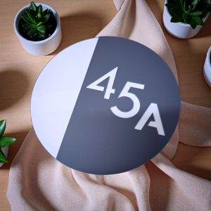 Okrugli kućni broj izrađen od dvoslojnog akrila, moderan i otporan na vanjske uvjete, po narudžbi.