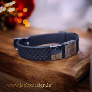 Narukvica s gumenim remenom i graviranim čeličnim motivom – idealna za svakodnevno nošenje.